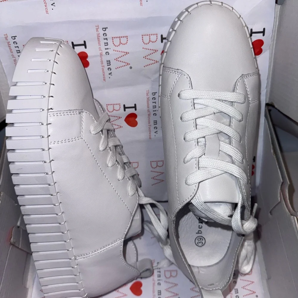 bernie mev. Aya White Memory Foam Platform Sneakers, Size 39 NEW